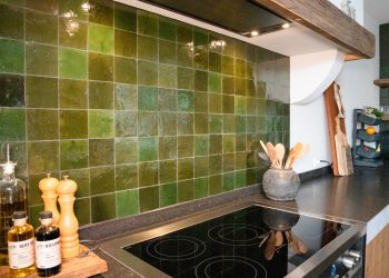 Keuken betegeld in Helenaveen met groene tegels